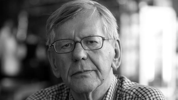 Der Autor, Entertainer und Kabarettist Herbert Feuerstein ist im Alter von 83 Jahren in Erftstadt gestorben. Kultstatus erlangte er durch die WDR-Sendung "Schmidteinander". Dort trat er an der Seite von Harald Schmidt auf.