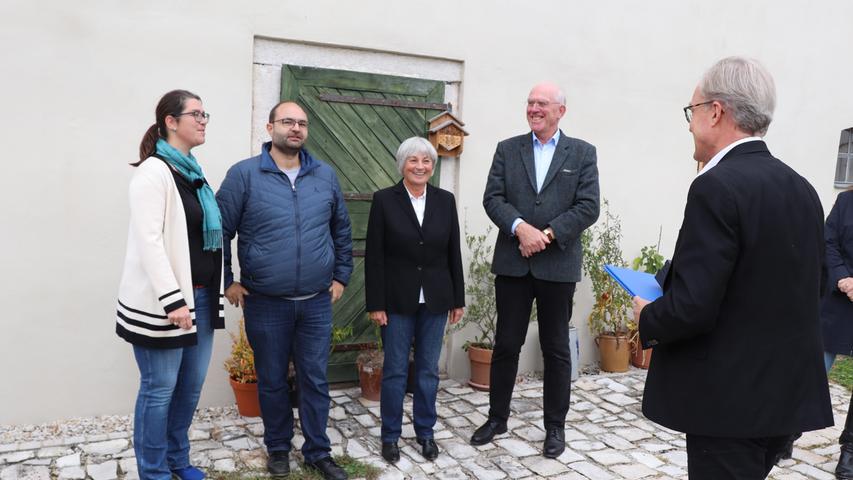 Mathias Pfeil, vom Landesamt für Denkmalpflege, hat die Auszeichnung an die Familie übergeben. (v.l.n.r) Agnes Martiny, Harald Bauer, Eva Martiny und Konrad Martiny.
