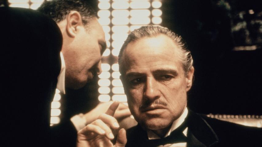 8. "Für Gerechtigkeit müssen wir zu Don Corleone." Totengräber Buonasera sieht ein, dass ihm Polizei und Justiz nicht helfen können.