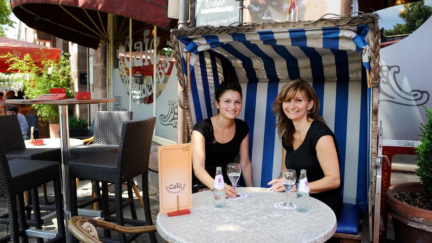 Drinnen fränkisch, draußen nordisch: Mit seinen Strandkörben lockt das Traditions-Lokal Café Dampfnudelbäck auch das junge Café-Publikum in die Johannisstraße.