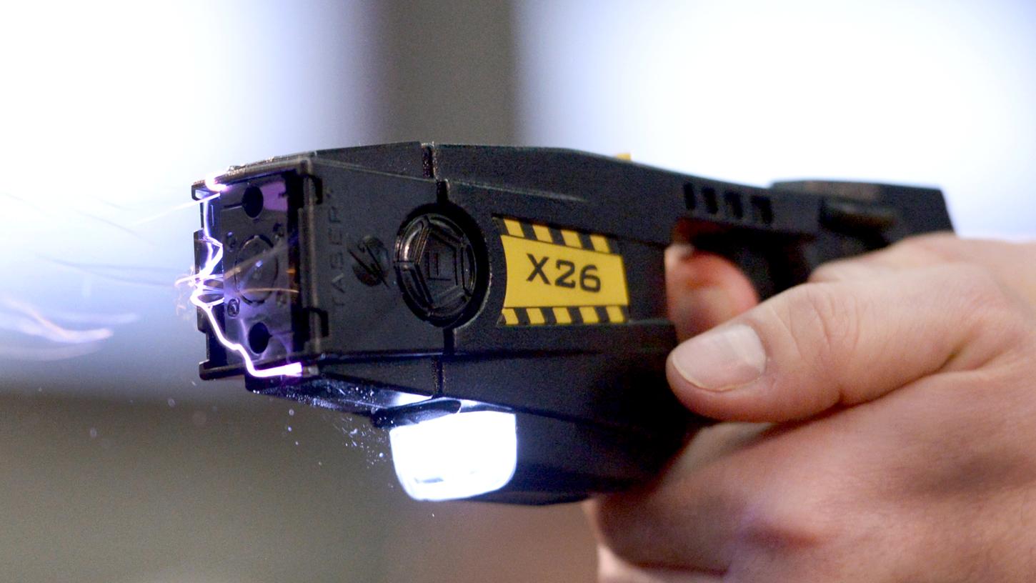 Die Polizeibeamten setzten einen Taser ein, um den drohenden Täter festzunehmen.