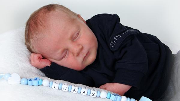 Der kleine Lukas erblickte am 29. September das Licht der Welt. Bei der Geburt im St. Theresien-Krankenhaus war der junge Mann 50 Zentimeter groß und 3150 Gramm schwer.