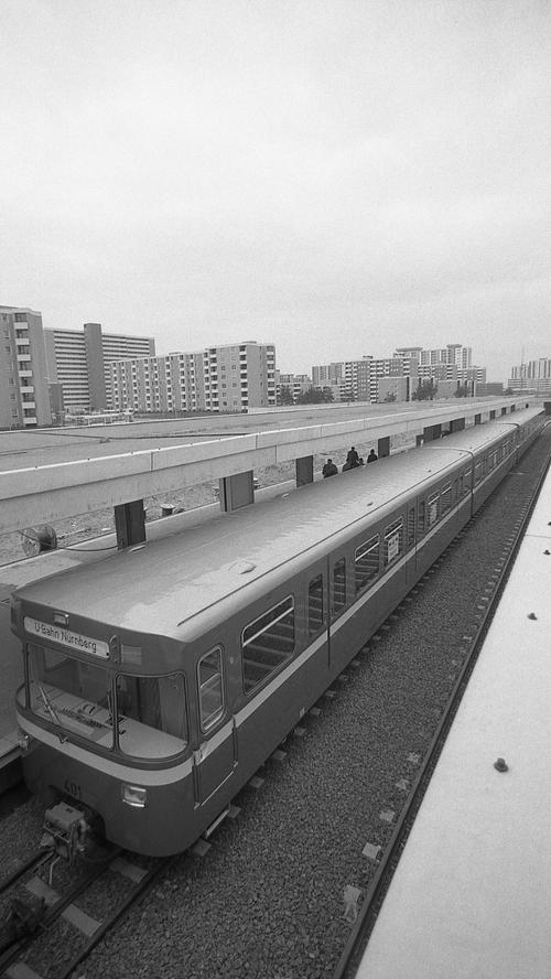 Am U-Bahnhof Scharfreiterring stand nun der erste Pegnitzpfeil für Versuchsfahrten bereit. Erst zwei Jahre später konnte die Nürnberger Bevölkerung diesen U-Bahnzug im regulären Betrieb benutzen.