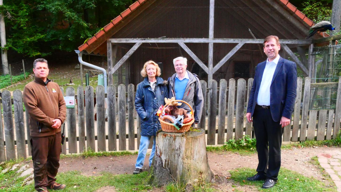 Wildparkleiter Daniel Schäffer, Familie Nicklas und Landrat Hermann Ulm (v.l.n.r.) Wildparkleiter Daniel Schäffer, Familie Nicklas und Landrat Hermann Ulm (v.l.n.r.)