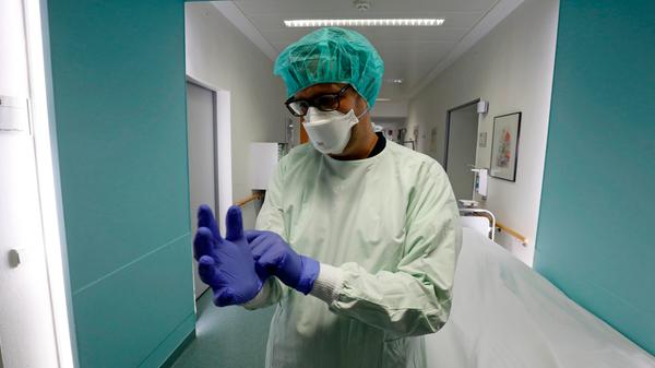 Normalerweise liegen auf der Isolierstation 16 II im Nürnberger Klinikum Nord Patienten mit Tuberkulose oder schwerer Influenza. Im Rahmen der Corona-Pandemie 2020 konnten wir für Sie einen Einblick in die Isolierstation bekommen.