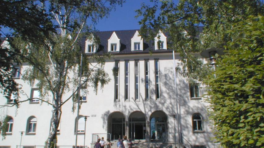 Es ist außerdem ein Lehrkrankenhaus für Studierende der Friedrich-Alexander-Universität Erlangen-Nürnberg. Gleichzeitig ist das Krankenhaus Ausbildungsstätte mit einer angegliederten Berufsschule. 