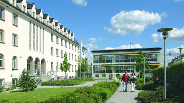 Das Krankenhaus St. Theresien befindet sich im Nordosten Nürnbergs. Bereits seit den 1920er Jahren besteht das bis heute einzige katholische Krankenhaus der Stadt. Zu den Kliniken des Krankenhauses gehören eine Frauenklinik, eine für Urologie, für Unfallchirurgie und Orthopädie, für Allgemein- und Viszeralchirurgie sowie eine Medizinische Klinik mit Geriatrischer Rehabilitation.