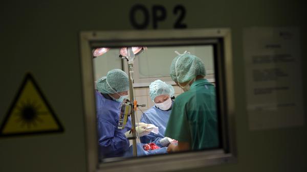 Die Sana-Klinik befindet sich im Stadtteil Nürnberg Röthenbach. Sie ist ein Unternehmen der Sana Kliniken AG, einer der größten privaten Krankenhausträger. Die Fachabteilungen sind: Schmerztherapie, Anästhesie, Chirurgie, chirurgische und konservative Wirbelsäulentherapie sowie Frauen- und Hals-Nasen-Ohrenheilkunde und Innere Medizin.