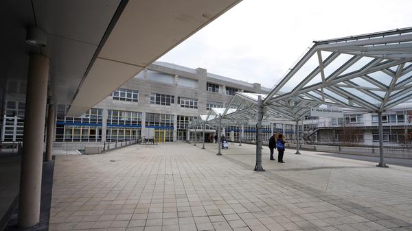 Das Nürnberger Südklinikum ist seit 1994 im Stadtteil Langwasser zu finden. Zu den Fachrichtungen des Klinikums zählen unter anderem die interdisziplinäre Notaufnahme, Anästhesiologie, Geburtshilfe, Kinderklinik, Zentrum für Schwerbrandverletzte, Innere Medizin. Zudem betreut die Klinik für Unfall- und Orthopädische Chirurgie den 1. FC Nürnberg medizinisch. Die Bypass-OP ist die häufigste Herz-Operation am Nürnberger Klinikum Süd. Im großen NZ-Klinikcheck belegen die Chirurgen dort den ersten Platz.