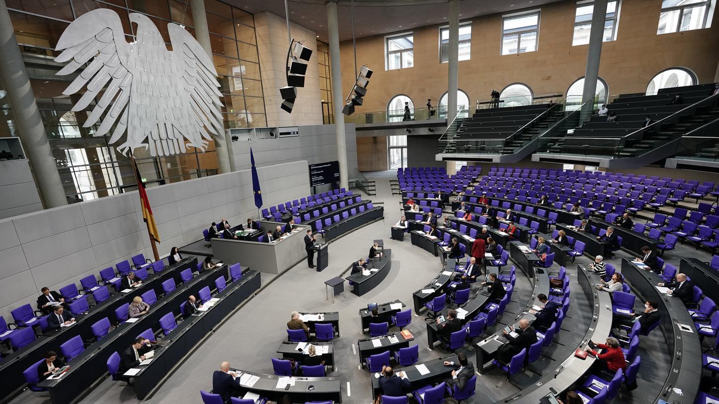 Ein Gutachten des Wissenschaftlichen Dienstes des Bundestags bescheinigt der Wahlrechtsreform von CDU/CSU und SPD eine nur geringe Wirkung hinsichtlich einer Verkleinerung des Parlaments.