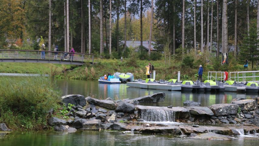 Ein See, auf dem man Tretboot fahren kann, gehört auch zu dem Park bei Leutkirch.