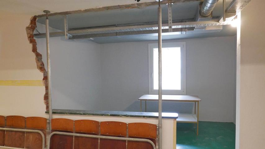 Als Spender konnte man unter anderem alte Sitze aus dem Bunker erwerben, die nun im ersten Stock angebracht sind. 
