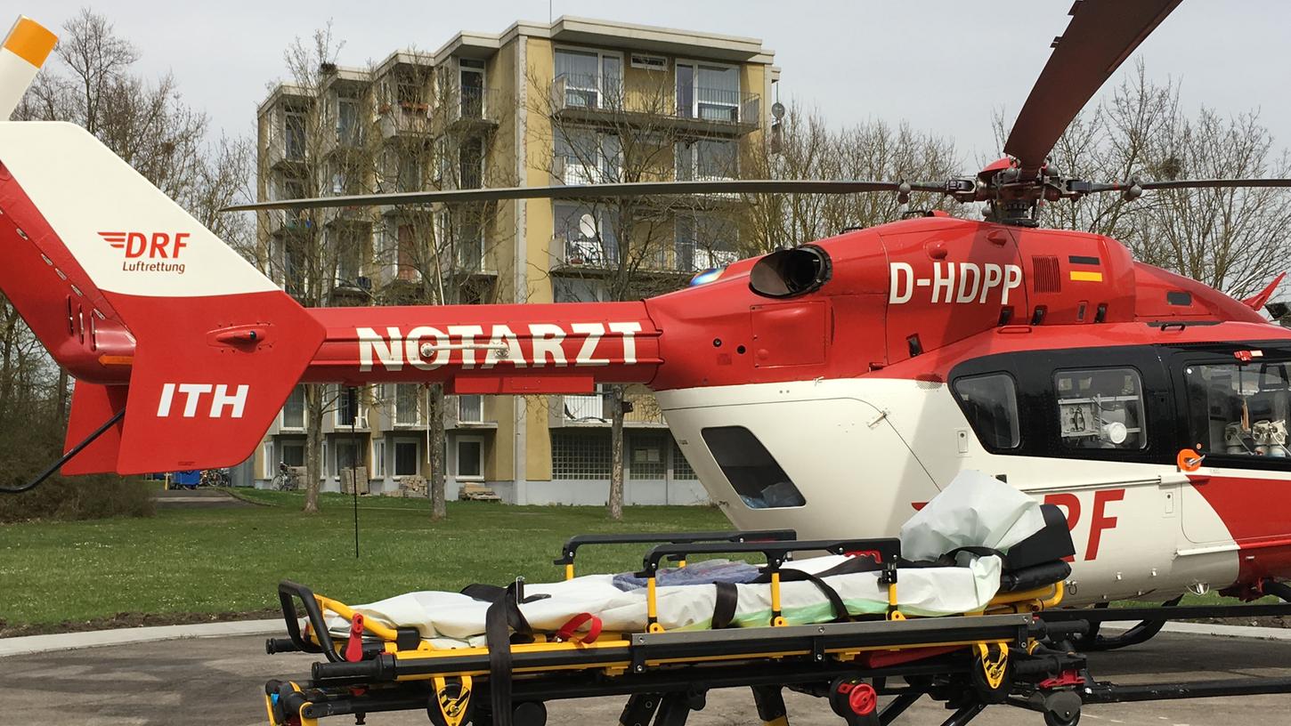 Ein Rettungshubschrauber flog den Schwerverletzten in eine Klinik. 
