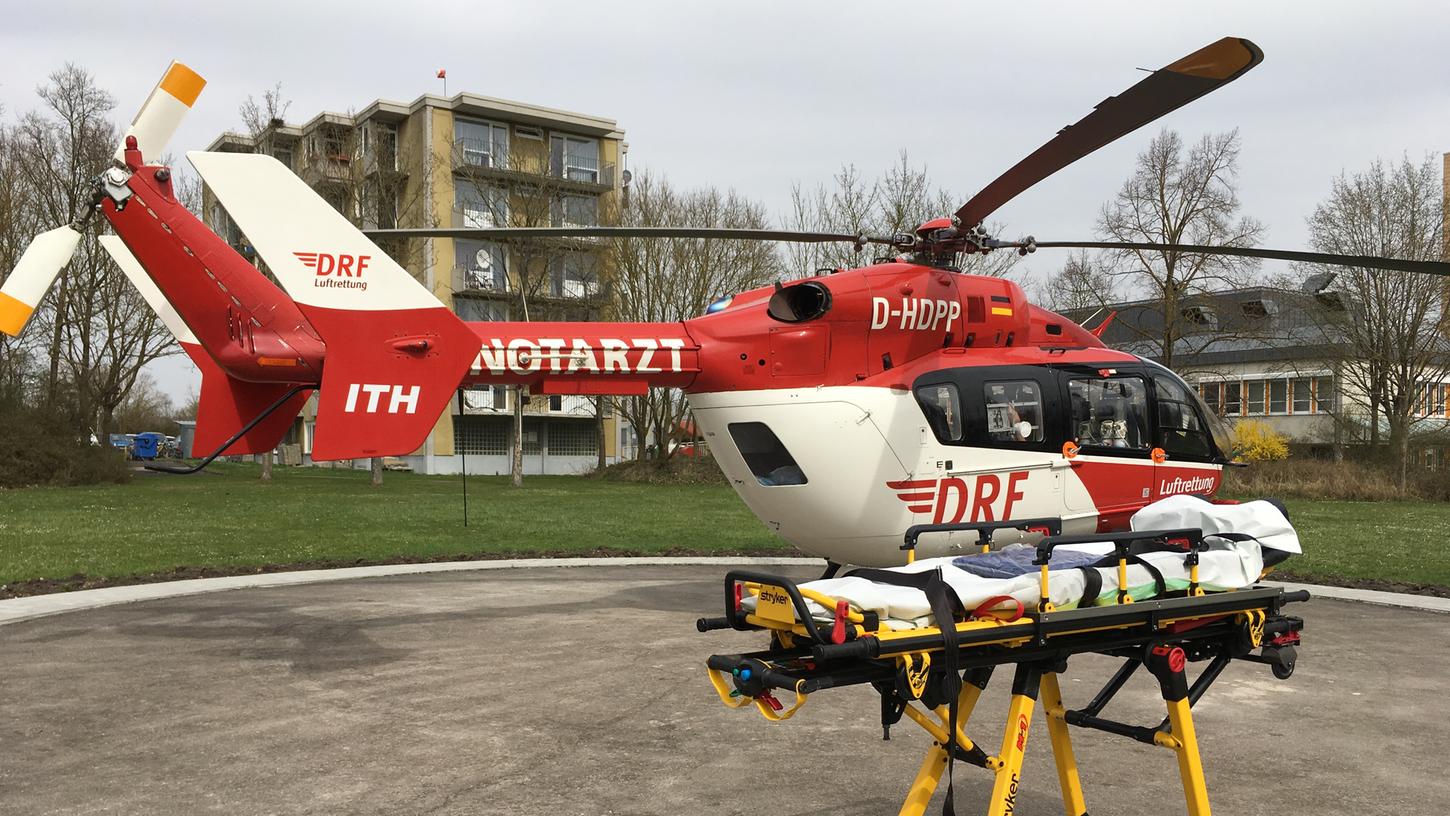 Ein Rettungshubschrauber brachte den Verletzten in eine Spezialklinik.
Ein Rettungshubschrauber brachte den Verletzten in eine Spezialklinik.