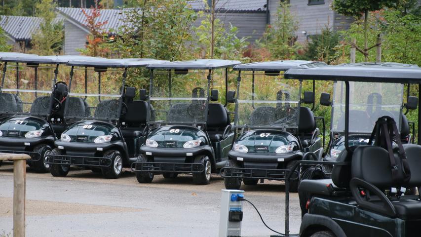 Auch mit elektrischen Caddys kann man im Park unterwegs sein. Um etwa sein Gepäck vom Auto zu holen.