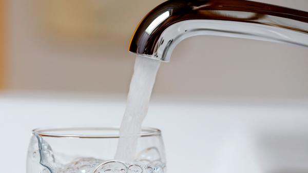 Wasser: der Center Parc im Allgäu habe seinen Anschluss ans Wassersystem komplett selbst bezahlt, so der Oberbürgermeister von Leutkirch. Für die Bürger sei es dadurch sogar billiger geworden, weil Fixkosten auf mehr Abnehmer umgelegt werden können.