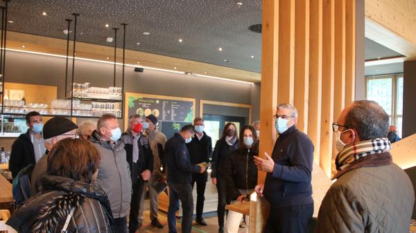 Vor Ort erklärte Center-Parks-Mann Frank Draemen, dass die allermeisten der Center-Parcs-Angestellten im Park weniger als 20 Kilometer vom Park weg wohnen würden.