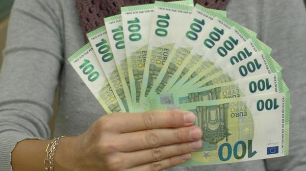 Steuern: Center Parcs zahlt in Leutkirch sowohl Grundsteuer als auch Gewerbesteuer, so der örtliche Oberbürgermeister. Bei der Gewerbesteuer allerdings nicht sonderlich viel, weil man durch die gigantische Investitionssumme von 350 Millionen Euro viel absetzen könne.