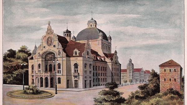 Zwischen 1901 und 1905 wurde das Opernhaus gebaut. Hinter der historisierenden Fassade verbargen sich bereits die Strukturelemente der Moderne. Ein Stahlskelett trug - und trägt noch heute - die gesamte Konstruktion. Die Baukosten liefen aus dem Ruder. Als das Opernhaus fertig war, war es mit Kosten von über 4,2 Millionen Goldmark im Vergleich zu 16 anderen Opernhäusern, die im gleichen Zeitraum gebaut worden waren, das teuerste Theatergebäude Europas.
