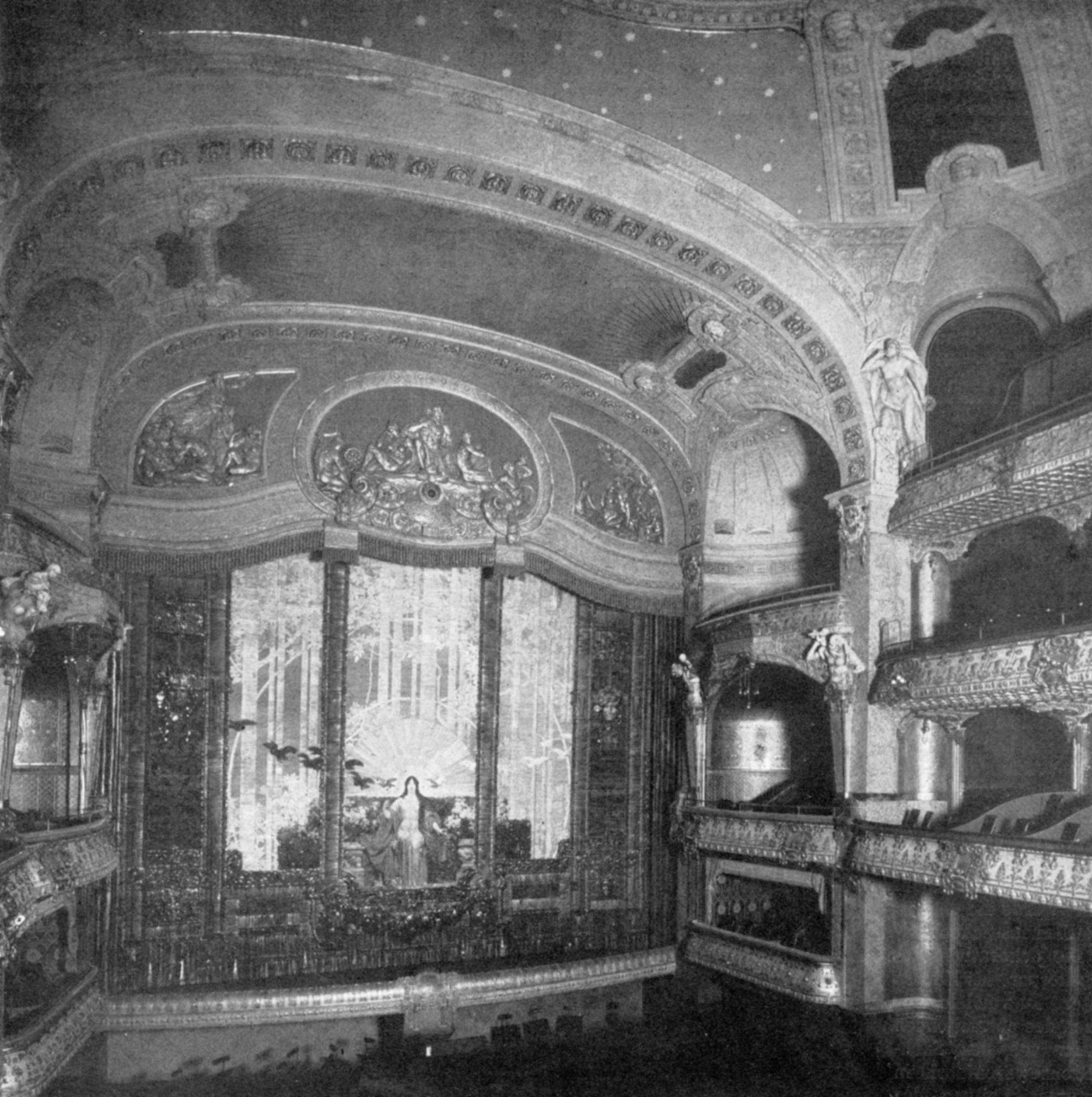 Im Inneren war das Opernhaus nach seiner Eröffnung eine Perle des Jugendstils. All die Verzierungen hatten dabei nicht nur eine dekorative Funktion, sondern verbesserten entscheidend die Akustik.