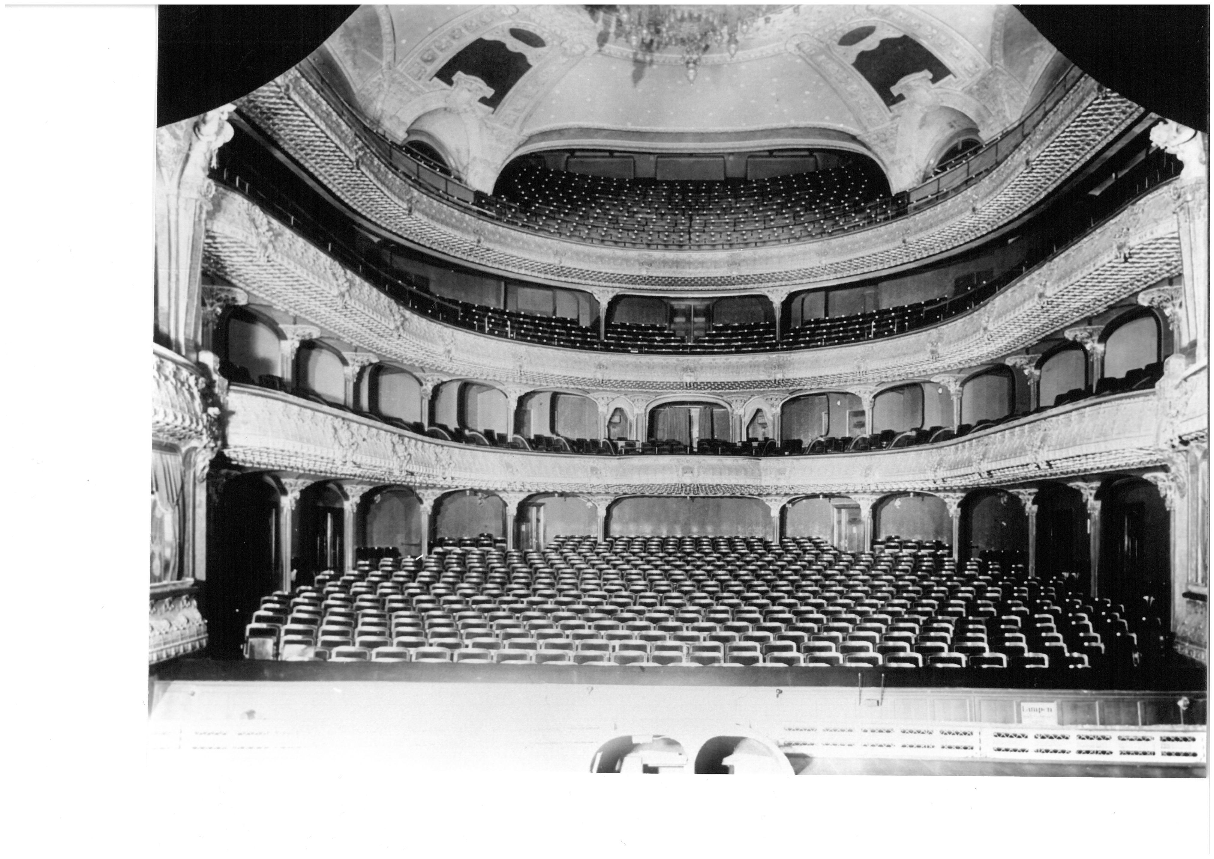 Perfekte Proportionen, hervorragende Akustik: Der ursprüngliche Zuschauerraum des Opernhauses sah nicht nur gut aus, er klang auch sehr gut. Und er bot 1421 Gästen Platz. Heute sind es gut 400 weniger.