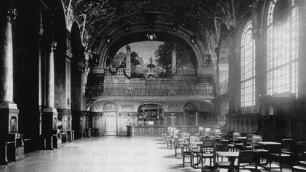 Der Maler Karl Selzer schuf im Foyer die Illusion einer Parklandschaft mit lichtdurchfluteten Lauben. Die Realität der Klassengesellschaft des wilhelminischen Kaiserreichs war eine andere: Die gesamte Raumaufteilung des Opernhauses war so angelegt, dass die Besitzer der teuren Karten in Parkett und erstem Rang schon von der Eingangshalle an von den Besuchern der billigeren Ränge getrennt wurden und während der gesamten Aufführung wie in den Pausen nicht mehr mit ihnen in Berührung kamen.