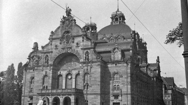Anfang der 1930er Jahre sieht man deutlich mehr motorisierte Fahrzeuge vor dem Opernhaus. Und das sich vom dunklen Sandstein abhebende, 1927 errichtete Beethovendenkmal. Es sollte nach der Machtergreifung der Nationalsozialisten 1933 nicht mehr lange an diesem Ort bleiben.