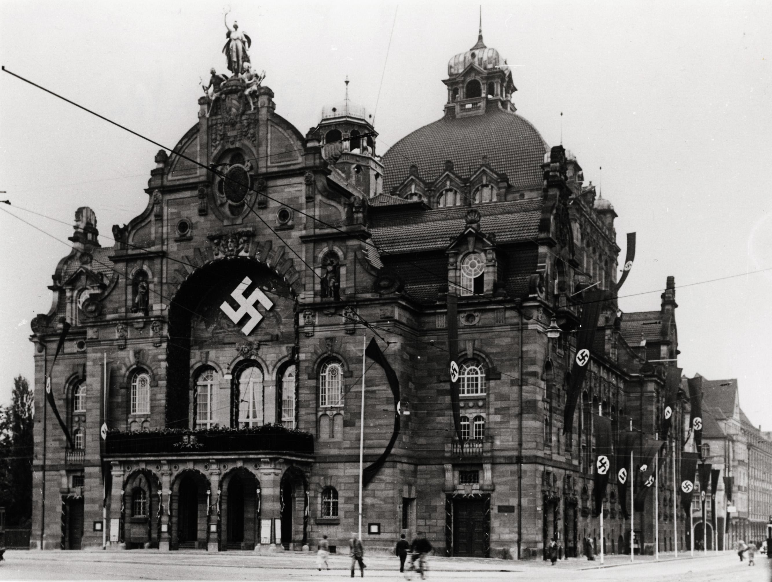 Mit der Machtergreifung der Nationalsozialisten wurde das Opernhaus zu einem zentralen Bestandteil der radikal veränderten Kulturpolitik dieser Partei. Es wurde zu einer "Stätte der deutschen Bühnenkunst" erklärt und eng in die Gestaltung der Reichsparteitage eingebunden. Die Folgen vor allem für das Innere des Gebäudes waren fatal.