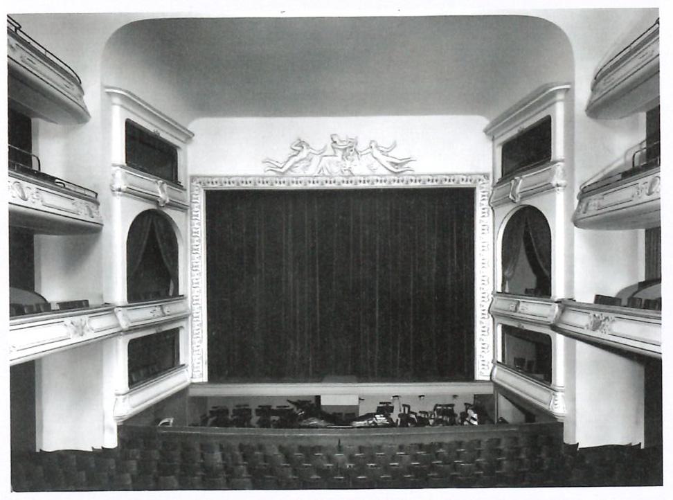 Hitler beauftragte den Architekten Paul Schultze-Naumburg mit einem grundlegenden Umbau. Im Innenraum wie in den Foyers wurden sämtliche als "undeutsch" empfundenen Jugendstilelemente entfernt. Das Ergebnis war nicht nur eine trostlose Nüchternheit, sondern auch akustisch katastrophal. Die im Proszenium und im Zuschauerraum eingezogen Voutendecke verschlechterte den Raumklang entscheidend, ein Umstand, unter dem das Opernhaus bis in die Gegenwart leidet. 