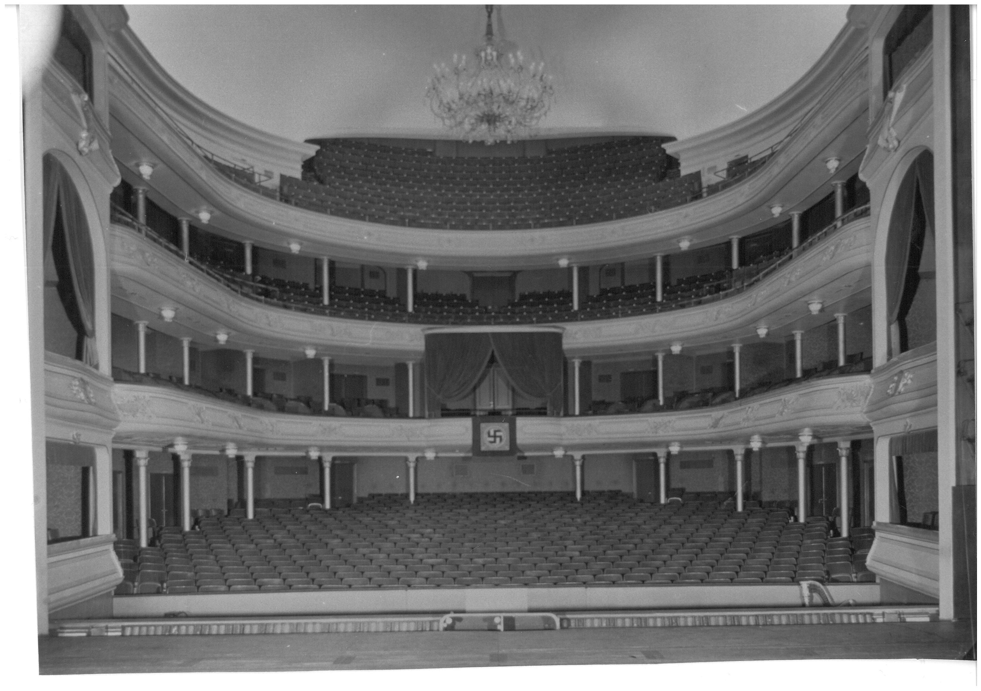 Die Nazis sprachen beim Umbau des Opernhauses von "Entschandelung". Tatsächlich zerstörten sie die wohldurchdachte Akustik, denn die Flächen waren nun zu glatt für eine gute Streuung des Klangs. Durch die neue Raumdecke wurden Raumvolumen und Nachhall - ebenfalls entscheidende Aspekte einer guten Akustik - verringert, ebenso wie die Anzahl der zur Verfügung stehenden Plätze.  Auf Befehl Hitlers wurde im Ersten Rang eine sogenannte Führerloge samt Empfangsraum eingebaut, deshalb wurden die Umgänge im 1. Rand und im Parkett verändert. Das Ergebnis war eine Enge vor den Garderoben, die man noch heute spürt.