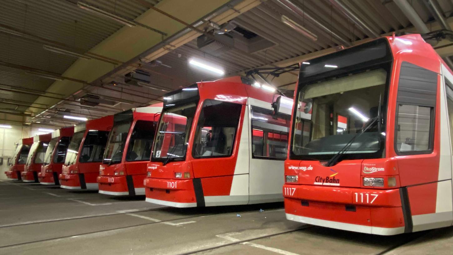 Die Straßenbahnen bleiben am Freitag bis mittags im Depot - in Nürnberg fährt bis 14 Uhr kein öffentlicher Nahverkehr. 