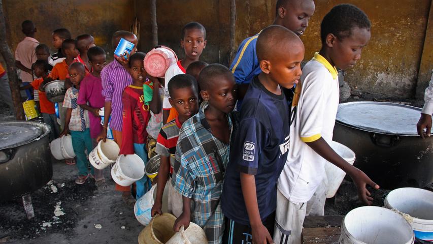 Der Friedensnobelpreis 2020 geht an das Welternährungsprogramm (WFP). "Dies ist eine eindringliche Mahnung an die Welt, dass Frieden und Null-Hunger Hand in Hand gehen", schrieb die UN-Organisation am Freitag auf Twitter. Das Programm versorgt Hungernde in aller Welt mit Nahrungsmitteln.