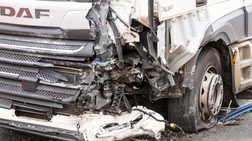Frontalkollision mit Lkw: Tödlicher Verkehrsunfall auf der B2