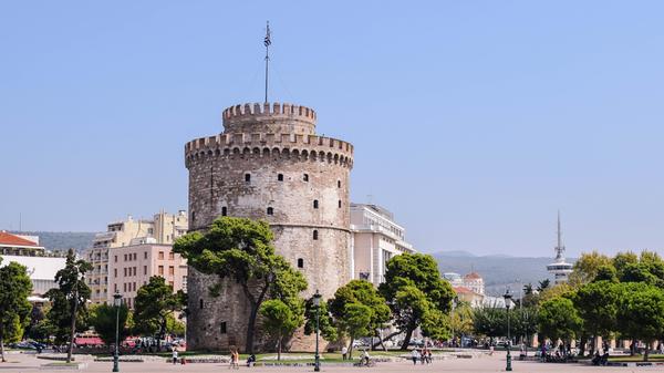 Thessaloniki ist die zweitgrößte Stadt Griechenlands. Als Urlaubsziel wird sie oft unterschätzt, doch zu Unrecht. Zahlreiche Museen, Kirchen und architektonische Kunstwerke lassen keine Langeweile aufkommen und auch die berühmten Meteora-Klöster sind von hier gut zu erreichen. Bedient wird die Strecke dorthin im Gültigkeitszeitraum den Winterflugplans von Ryanair. Vom 28. Oktober bis zum 30. März steuern indes keine Flugzeuge diverse griechische Urlaubsinseln wie Kos, Kreta oder Rhodos an.