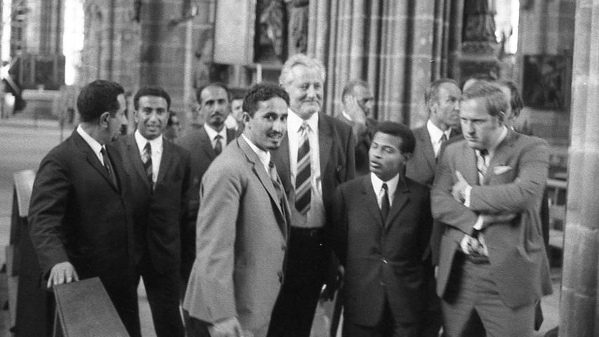 Scheich Abdullah ben Hussein al-Ahmar und Josef Graf (Deutsch-Jemenitische Gesellschaft) in der Lorenzkirche. Hier geht es zum Kalenderblatt vom 13. Oktober 1970: Jemen-Scheich in der Noris.