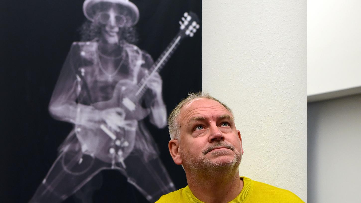 Nicke Veasey zeigt in der Kunst Galerie Fürth seine Röntgen-Werke - hier von dem Rockmusiker Slash.