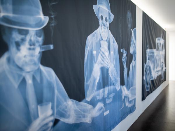 "Poker Game" und "Pontiac with Gangsters" heißen diese Fotografien des Röntgen-Künstlers Nick Veasey. "Poker Game" und "Pontiac with Gangsters" heißen diese Fotografien des Röntgen-Künstlers Nick Veasey.