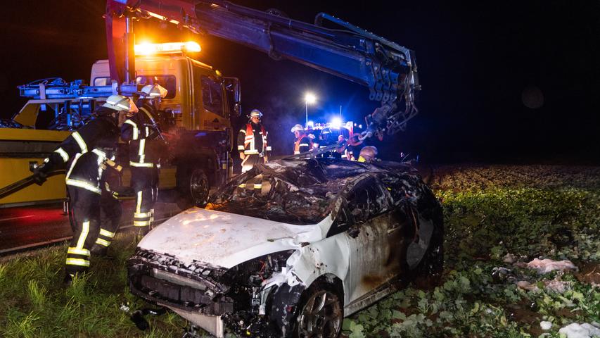 Unfall im Kreis Fürth: Fahrzeug überschlägt sich und brennt aus