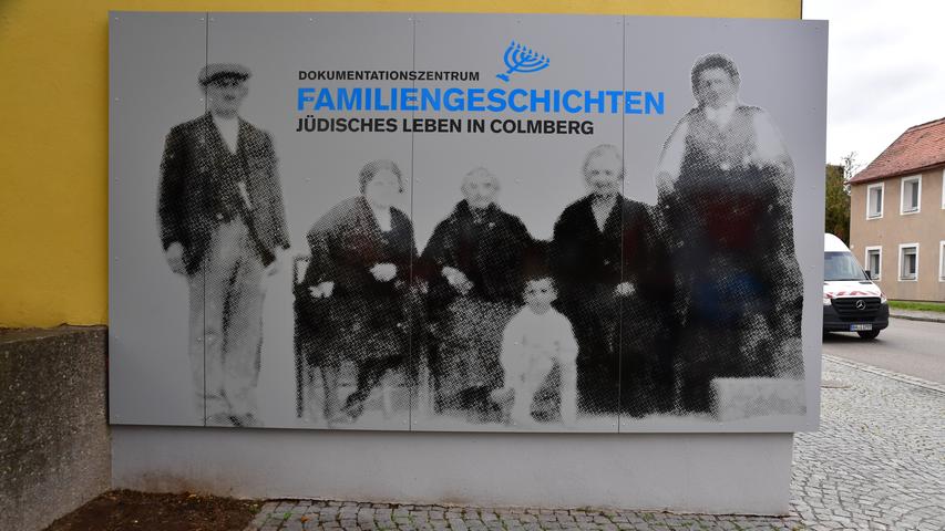 Ein Familienbild der Steinbergers, vorne der kleine Ernest Haas, schmückt die Fassade des Gebäudes.