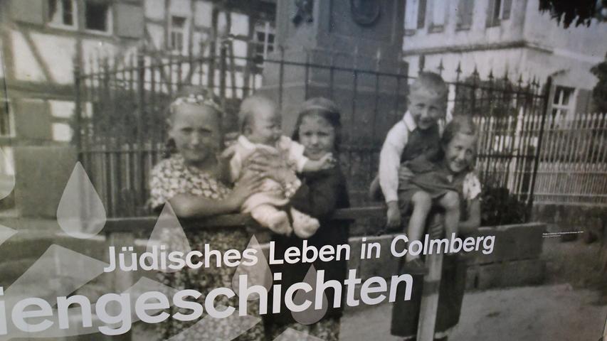 Ein lebensgroßes Bild jüdischer Colmberger Kinder aus der Ausstellung.