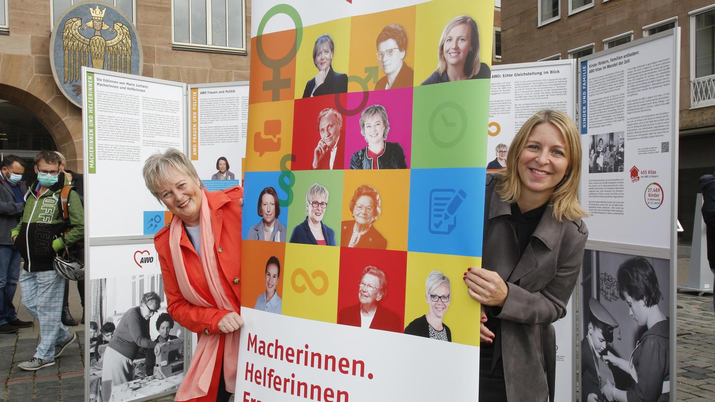 Isabel Krieger (rechts), die die Schau konzipiert hat, und Brigitte Protschka bei der Eröffnung auf dem Hauptmarkt. Aktuell ist die Ausstellung "Macherinnen. Helferinnen. Frauen und die Awo" nur digital zu sehen.