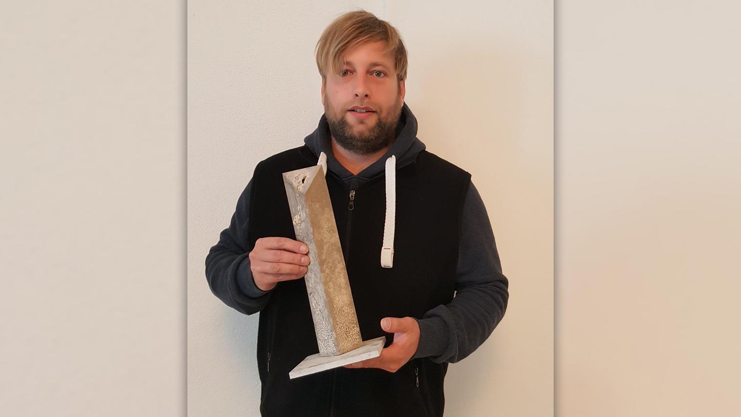 Steinmetz Bastian Brauwer präsentiert das Modell der Steinstele. Das 1,70 Meter große Original steht im Konzentrationslager Flossenbürg. Steinmetz Bastian Brauwer präsentiert das Modell der Steinstele. Das 1,70 Meter große Original steht im Konzentrationslager Flossenbürg.
