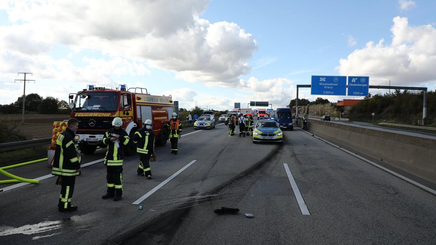Nach einem illegalen Autorennen mit drei Fahrzeugen auf der Autobahn 66 mit tödlichem Ausgang fahndet die Polizei weiter nach einem der drei Autofahrer.