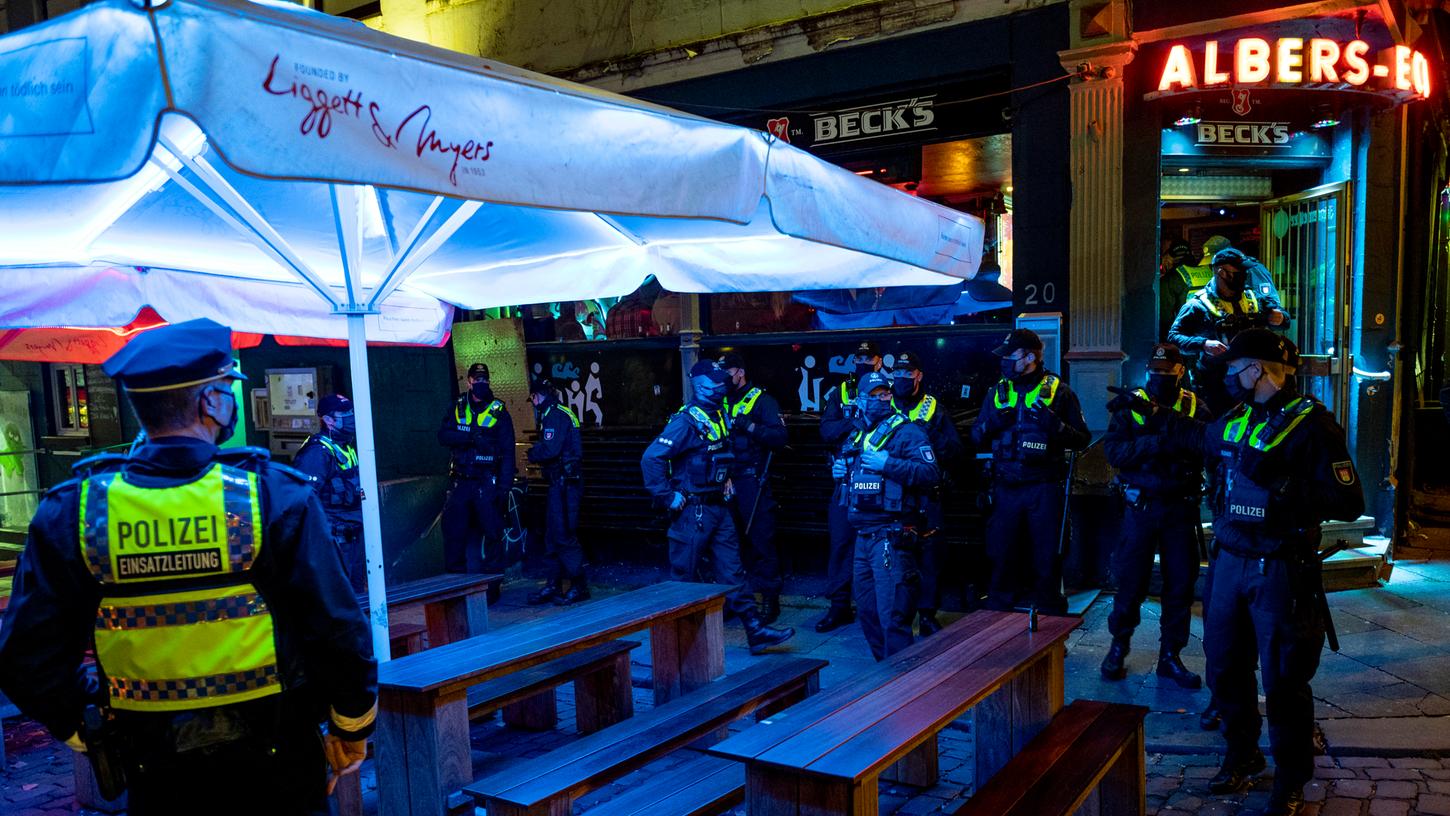 Polizisten kontrollieren in einer Kiez-Kneipe in Hamburg die Einhaltung der Corona-Vorgaben.