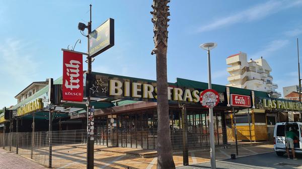 Nach wochenlanger Corona-Pause landet am 15. Juni 2020 erstmals wieder eine Maschine mit Urlaubern aus Deutschland in Mallorca. Einen Monat später sind die Partymeilen am Ballermann bereits wieder dicht - zahlreiche Touristen hatten ohne Abstand und Mundschutz gefeiert. Im August werden erneut beliebte Reiseziele als Risikogebiete eingestuft, zuerst große Teile Spaniens, dann Südfrankreich und Teile Kroatiens. Für Reiserückkehrer aus Risikogebieten gilt eine Testpflicht.