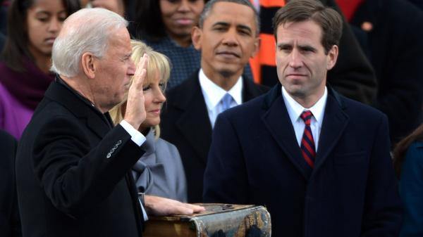 Joe Biden hat im Laufe seines Lebens heftige Schicksalsschläge erlitten. Bei einem Autounfall starben seine Ehefrau und Highschool-Liebe Neila sowie sein Baby Naomi. Seine damals drei und zwei Jahre alten Söhne Beau und Hunter überlebten schwer verletzt. Doch Senator Ted Kennedy, ein Bruder des früheren Präsidenten John F. Kennedy, und andere überzeugten ihn, seine politische Karriere nicht aufzugeben. Am Krankenbett seiner Söhne wurde Biden als Senator vereidigt. 2015 musste er seinen Sohn Beau zu Grabe tragen. Der Jurist und demokratische Politiker starb mit 46 Jahren an einem Hirntumor. Seine Witwe Hallie ist mittlerweile mit dessen Bruder Hunter liiert, die Familie steht hinter der Beziehung.