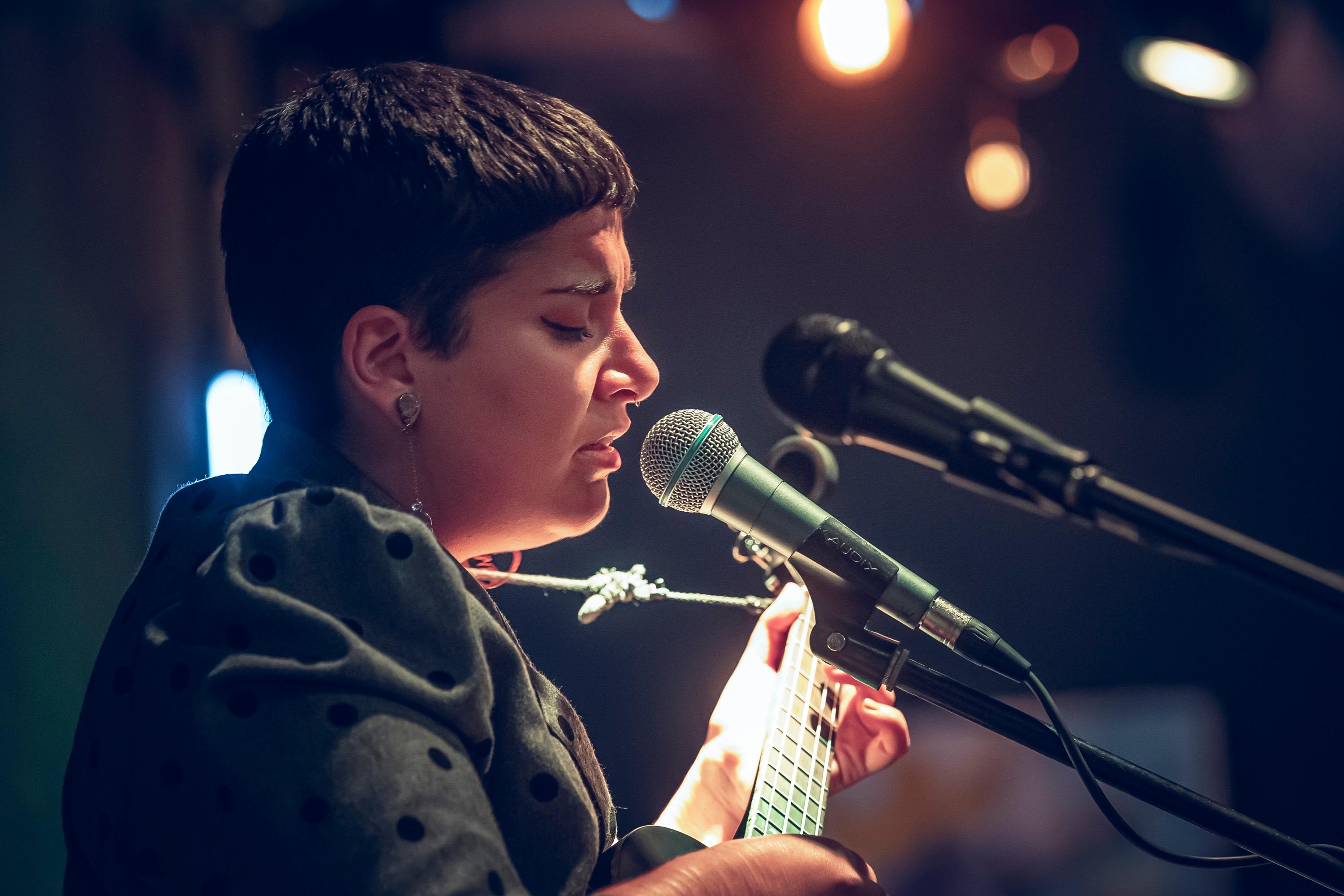 <p>elena steri schreibt Songs mit Tiefgang, die durch ihre biegsame und zarte Stimme einen Platz nah am Herzen einnehmen, ohne dass es an Lautstärke bedarf. Mal mit Ukulele, mal mit E-Gitarre - immer auf ihre eigene Weise interpretiert.</p>
