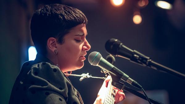 <p>elena steri schreibt Songs mit Tiefgang, die durch ihre biegsame und zarte Stimme einen Platz nah am Herzen einnehmen, ohne dass es an Lautstärke bedarf. Mal mit Ukulele, mal mit E-Gitarre - immer auf ihre eigene Weise interpretiert.</p>
