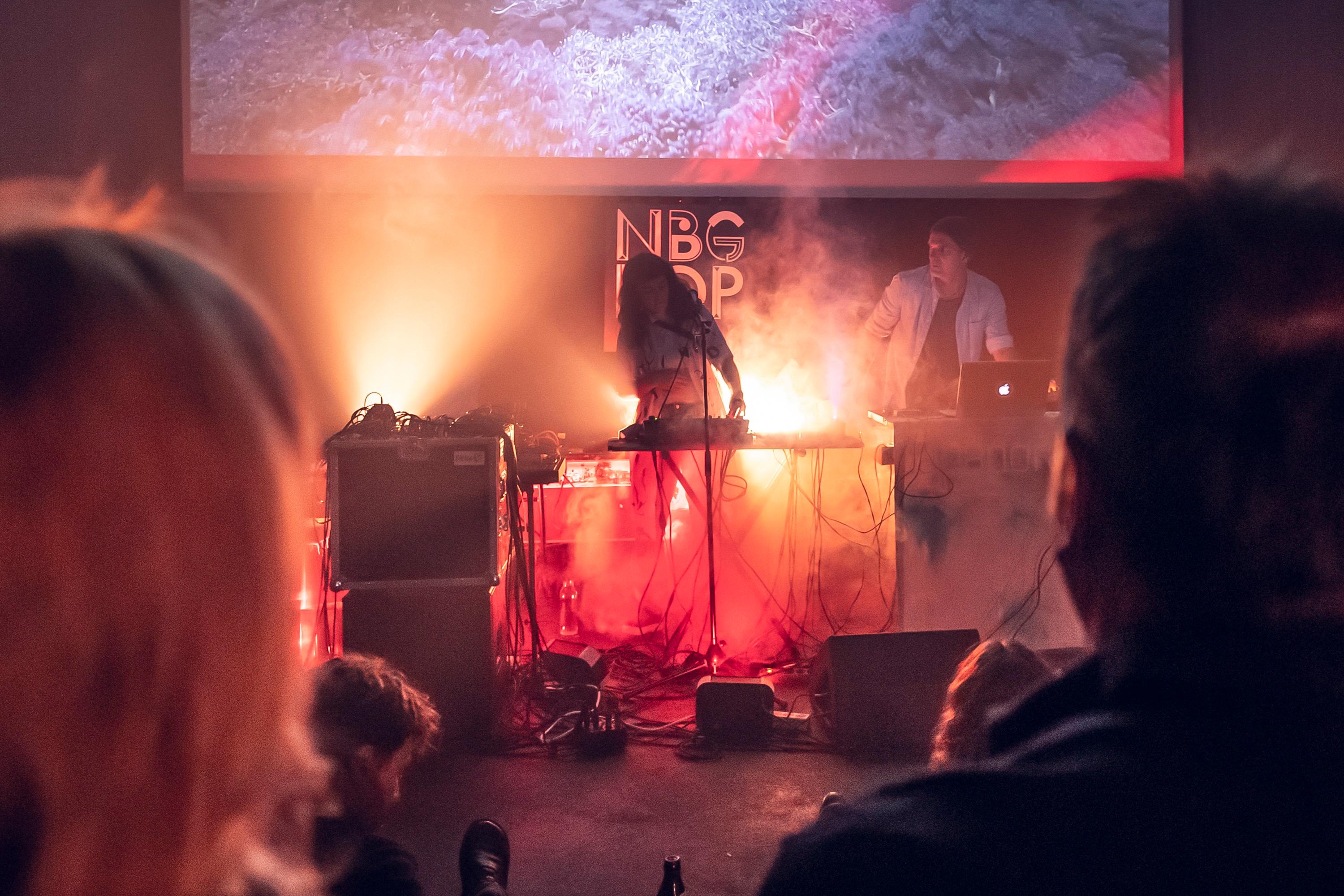<p>apanorama ist ein elektronisches Duo aus Nürnberg. Noras experimentelle, mehrstimmige Gesangsparts, treibende Beats und sphärische Synth-Harmonien erzeugen bei ihren Live-Sets eine intime und dabei tanzbare Atmosphäre.</p>
