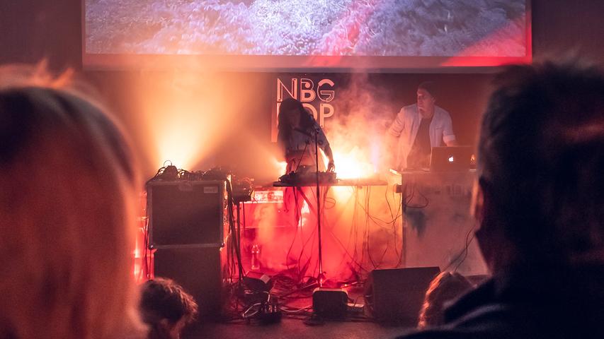 apanorama ist ein elektronisches Duo aus Nürnberg. Noras experimentelle, mehrstimmige Gesangsparts, treibende Beats und sphärische Synth-Harmonien erzeugen bei ihren Live-Sets eine intime und dabei tanzbare Atmosphäre.